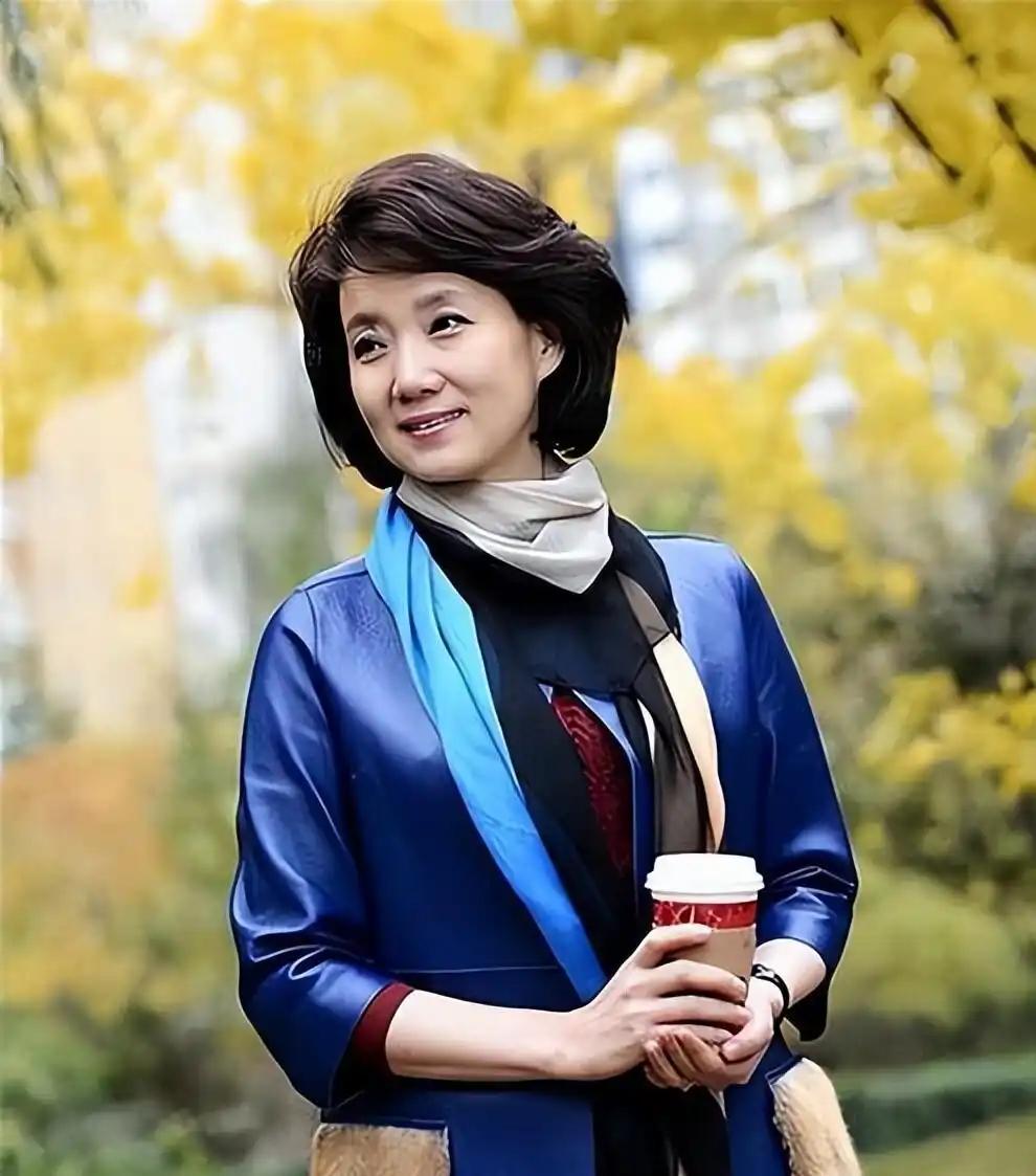 从央视退休后，她的气质简直开挂！

状态从容又亮眼，简单的素色穿搭一上身，优雅大