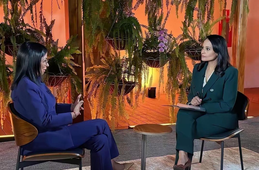 委内瑞拉代总统罗德里格斯在接受采访时被主持人问到：“现在是谁在领导委内瑞拉，是你