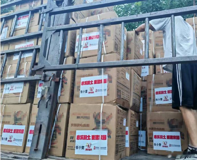 张小斐捐抽水机驰援辽宁张小斐捐发电机驰援辽宁辽宁籍艺人张小斐驰援家乡！35台抽水
