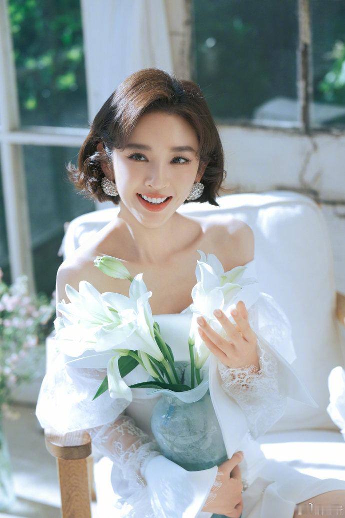 唐艺昕三公个喜第四台上精彩绽放，台下真诚可爱，难怪能收获这么多观众的喜爱 唐艺昕