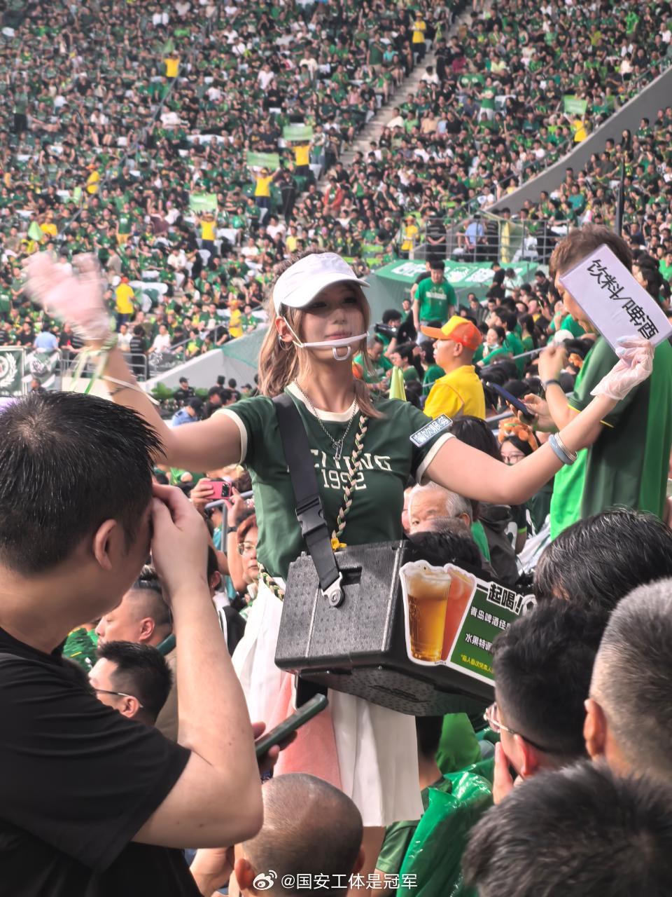 幸亏赛前托付了让现场的球迷朋友们返图给我，果然低估了在6万人里寻找8个也是穿绿色