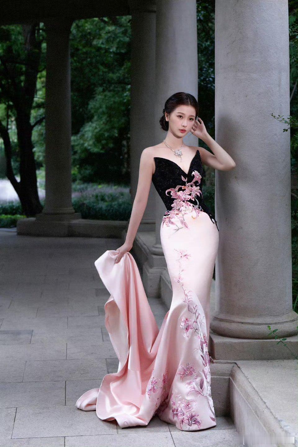 虞书欣这个礼服雀氏很不错哦比例直接拉出来了[666][666][666] ​​​