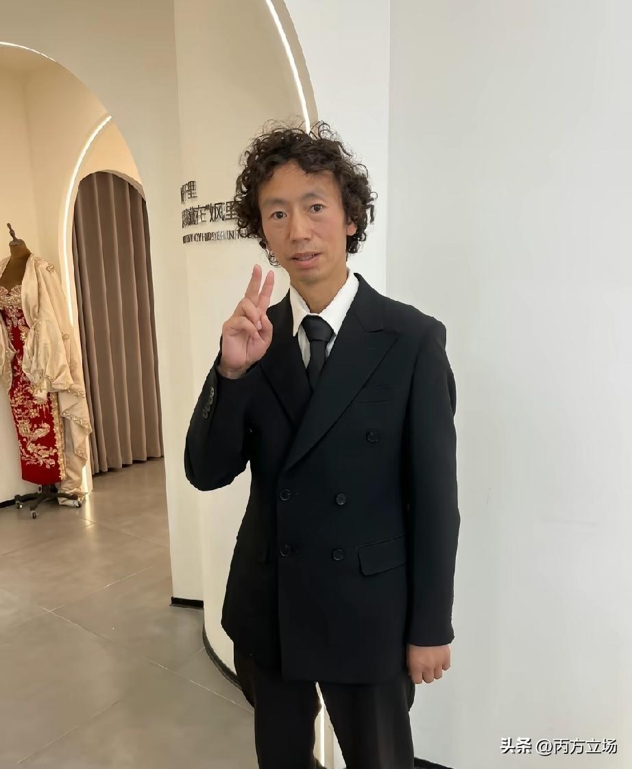 有网友说，新上海滩的许文强应该找庞麦郎去演，气质很搭配，庞麦郎对于理想非常坚定，