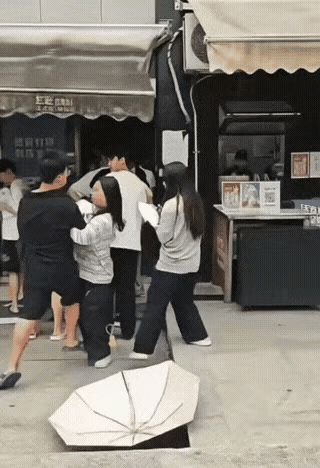 现在怎么轮到男人动手打女人了，有人说要是长得漂亮点就不至于被打了。

如果女孩倒