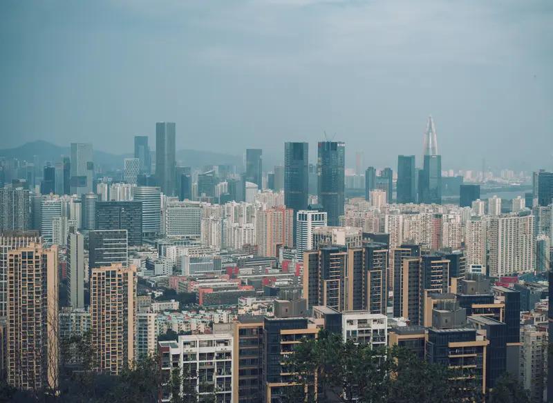 深圳房产市场投资机会不少。核心区稀缺资源是个好选择，像南山、福田中心区，配套成熟