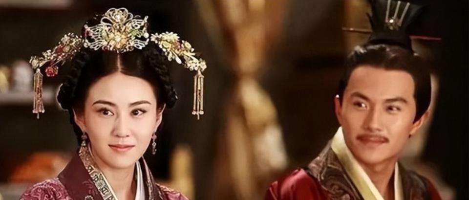 卫青32岁时，迎娶43岁已经三婚的寡妇平阳公主。洞房之夜，平阳公主坐在榻上，卫青