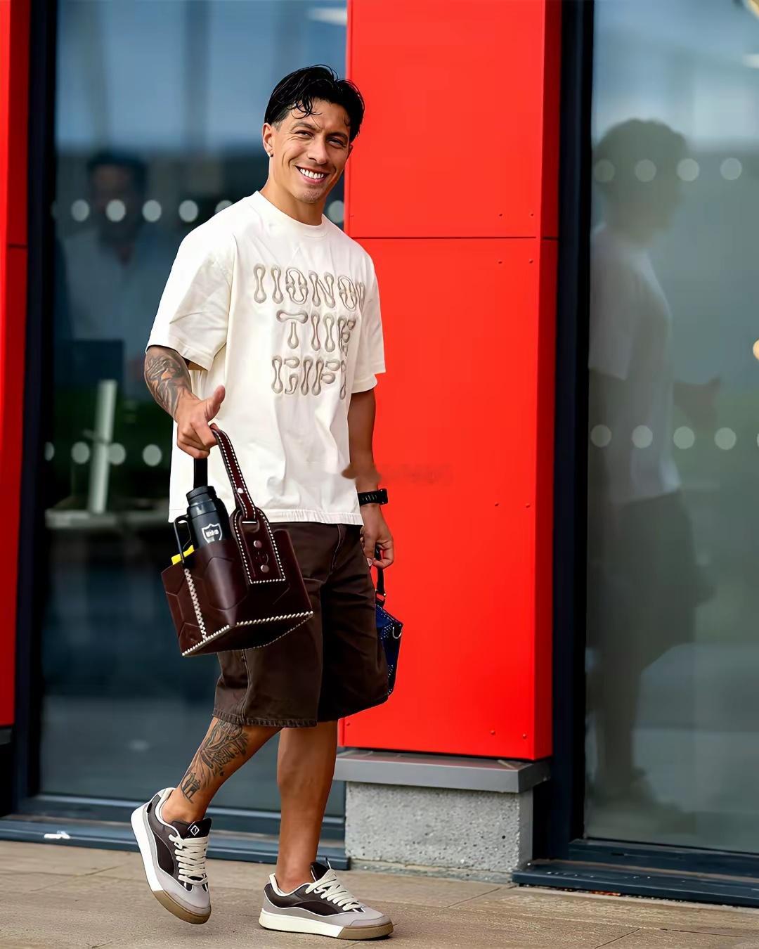 曼联后卫马丁内斯真的是充电一小时休息一整天，2025年2月他的十字韧带受伤，本赛