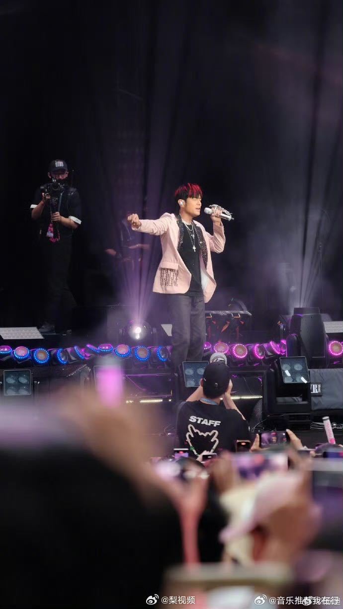 杨迪艾米一起看周杰伦演唱会 杨迪高频打卡杰伦演唱会，本次鸟巢之行偶遇演员艾米，双