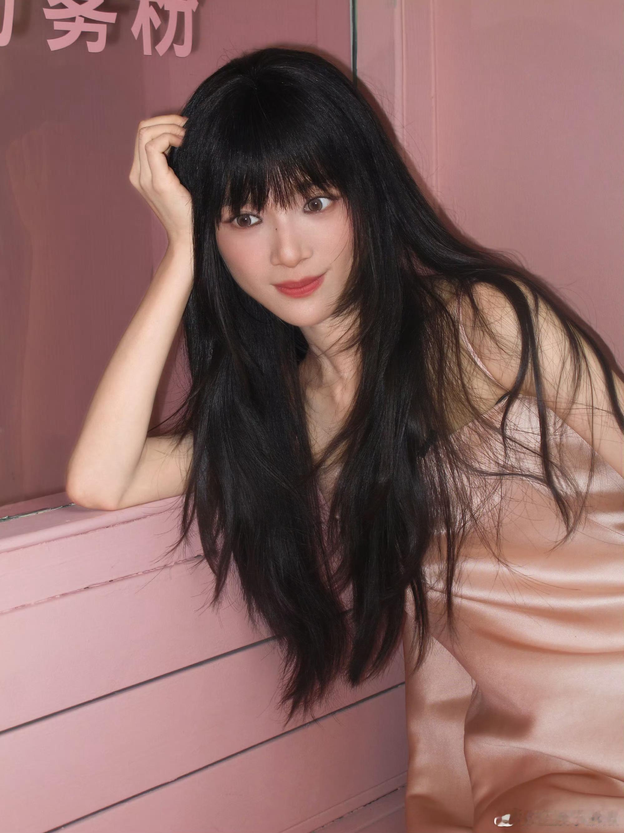 王亚飞给李思潼化的轻粉烟熏妆李思潼化妆王亚飞又一款可以参考的明星妆容！王亚飞创新