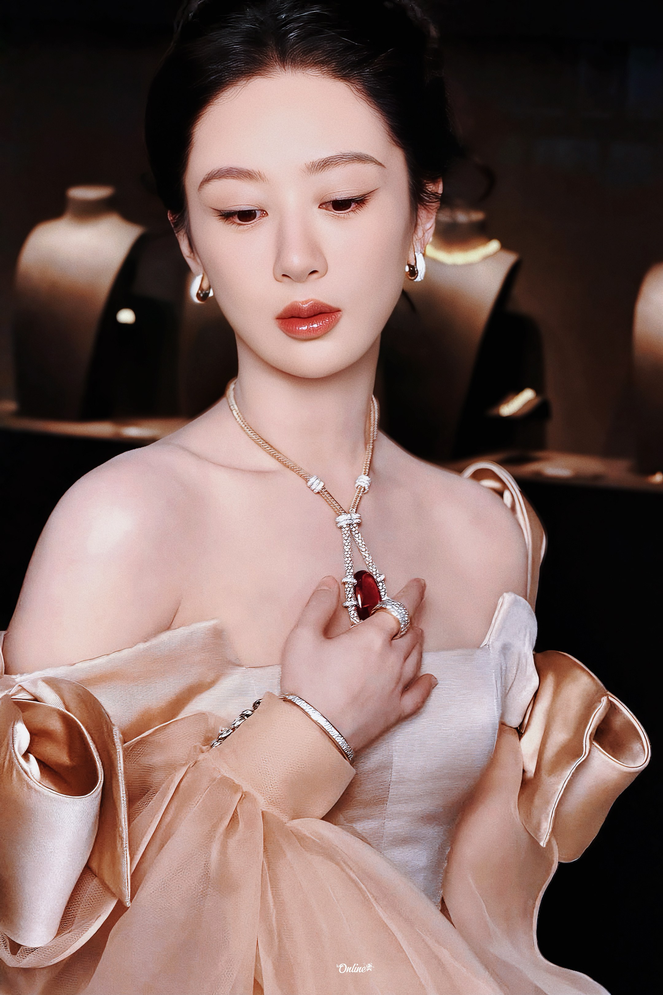 杨紫 流光漫过眉眼 贵得克制又惊艳杨紫 看得出她是公主杨紫宝曼兰朵红宝石