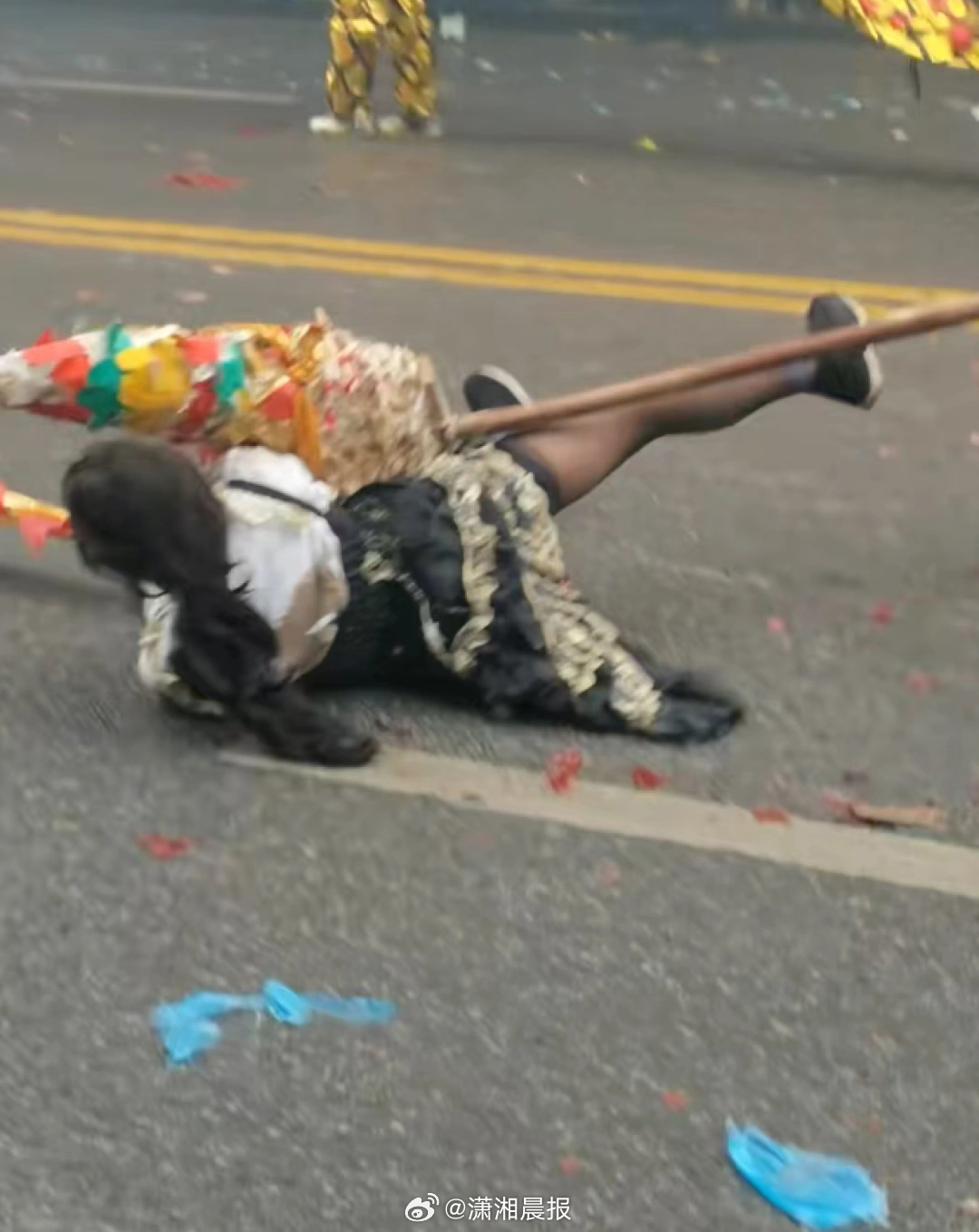 【贵州21岁#男生扮女装扮演龙尾摔倒意外走红#，#当地人称龙尾扮相越妖艳越吸引观