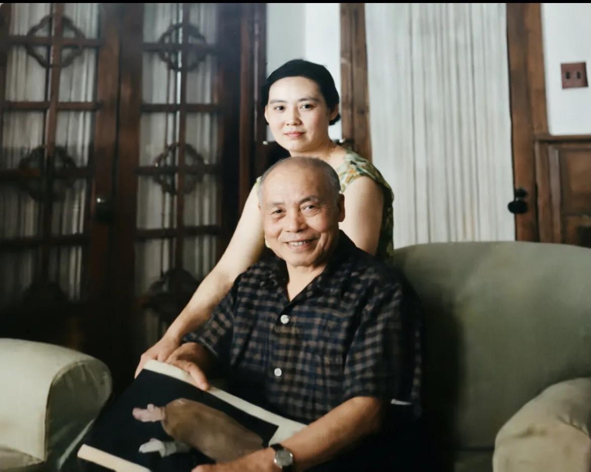 1966年，75岁的李宗仁与27岁的新婚妻子胡友松在寓所的一张留影，一年多前，李