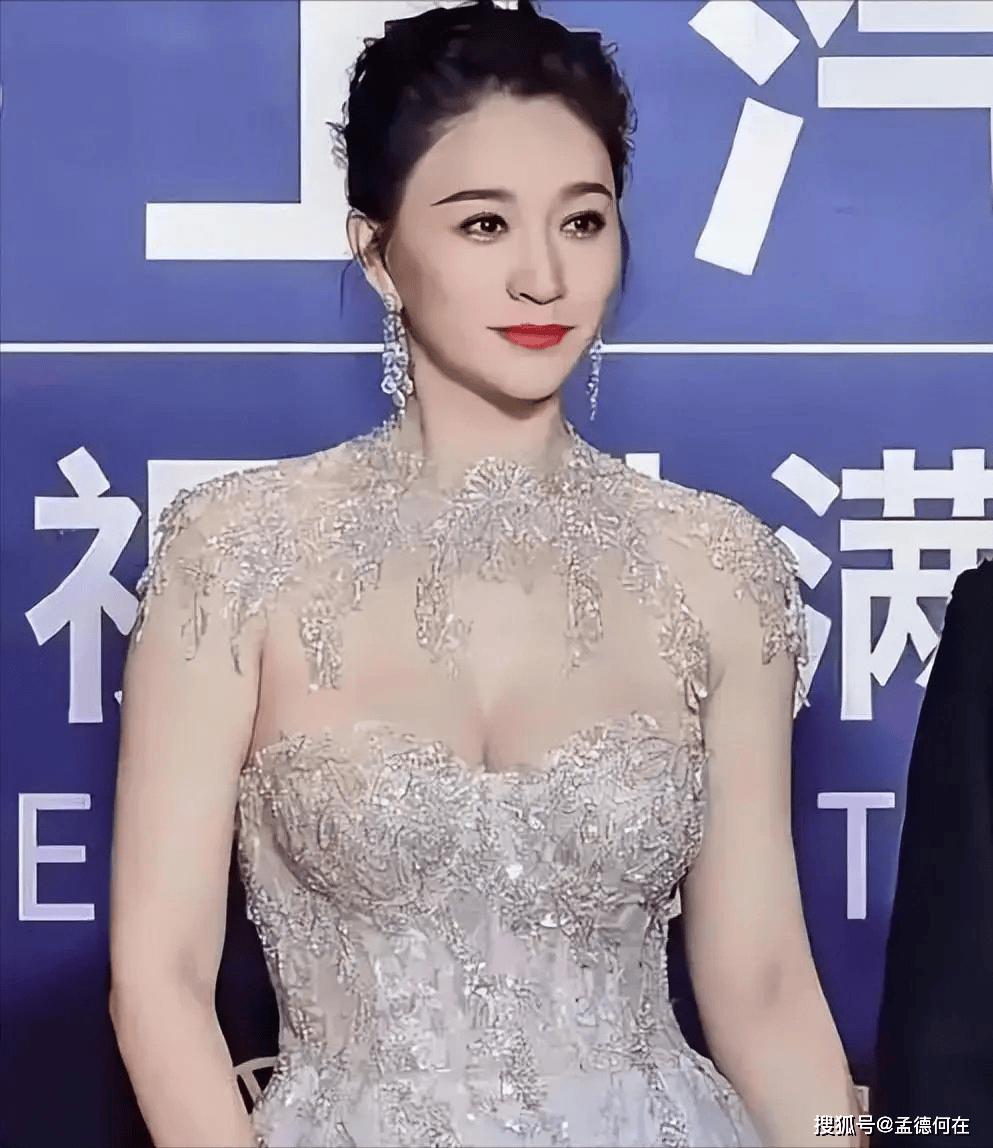 2010年车库血案！鄢颇被砍13刀脚筋挑断，起因太荒唐
2010年，李小冉前男友
