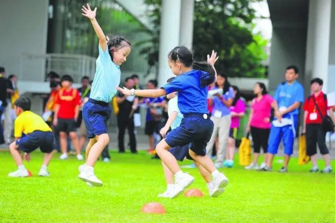 这样的老师值得点赞：有个女孩刚上小学时 ，有次体育课男老师发现她尿裤子了， 悄悄