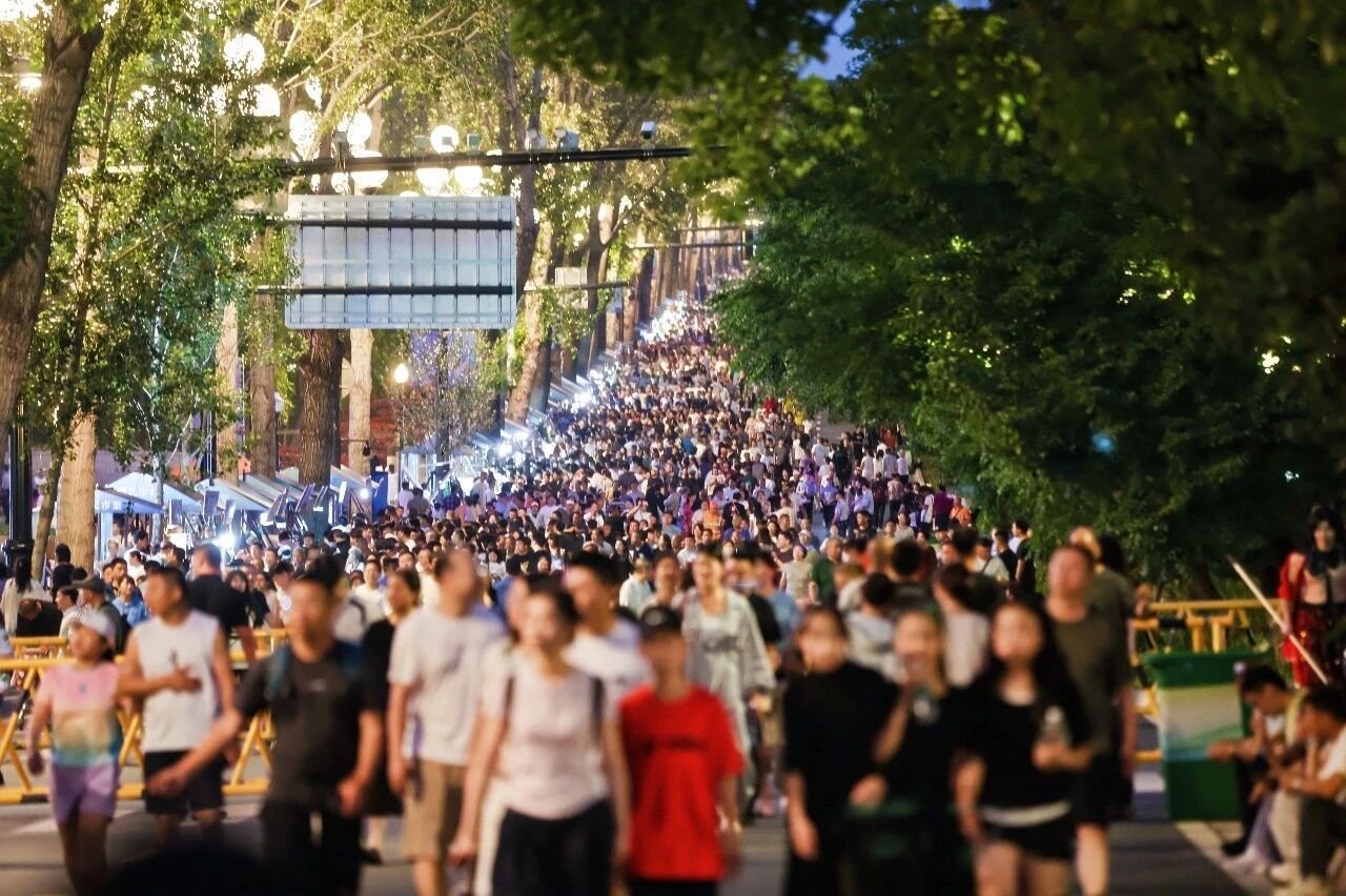【万人潮涌新民大街！一场健康市集，点亮健康城市底色】端午的粽香还没散尽，国际瑜伽