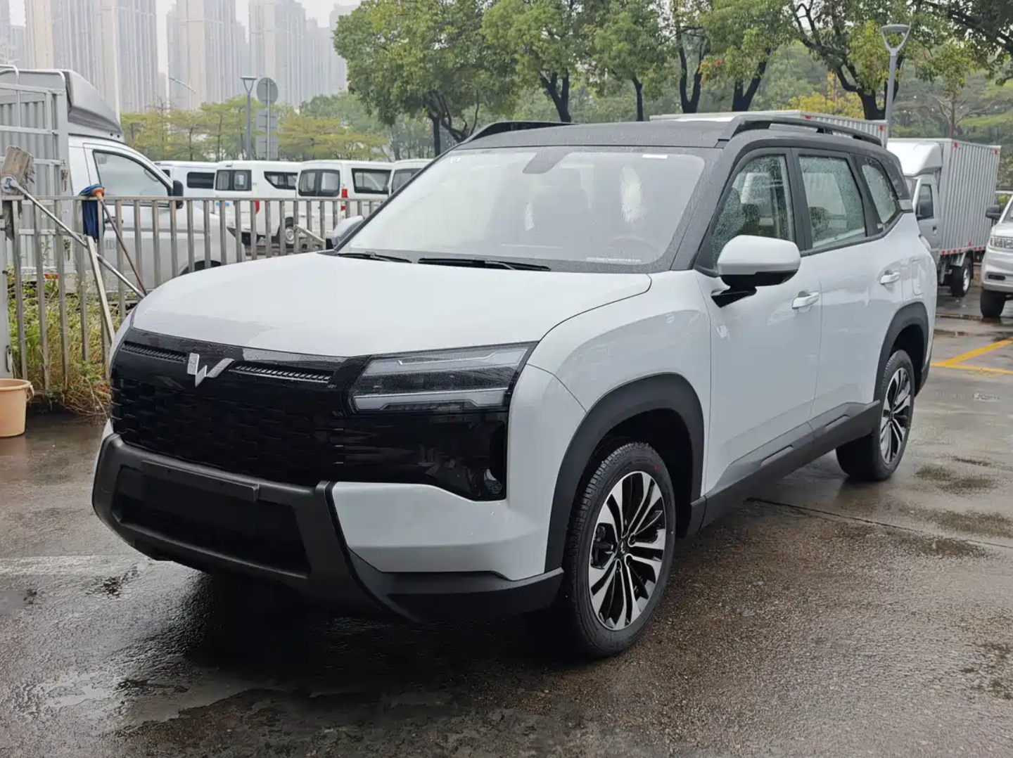 五菱宏光侠量产版谍照曝光，硬派外观加黑白双拼，提供5座和7座版本大v聊车