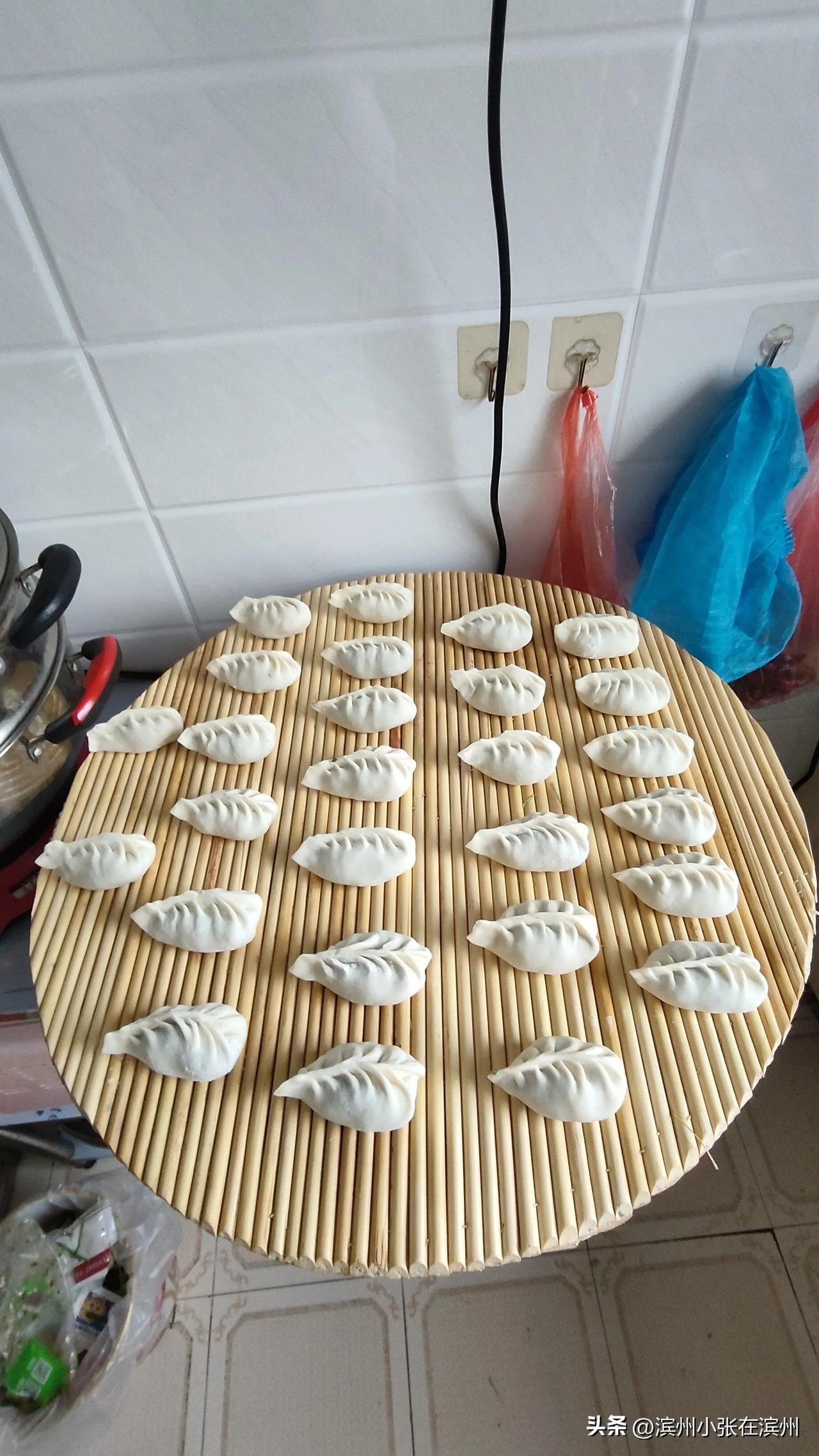 突发奇想，想给孩子们做顿蒸饺吃，虽然不算很成功，但老爸尽力了[笑]