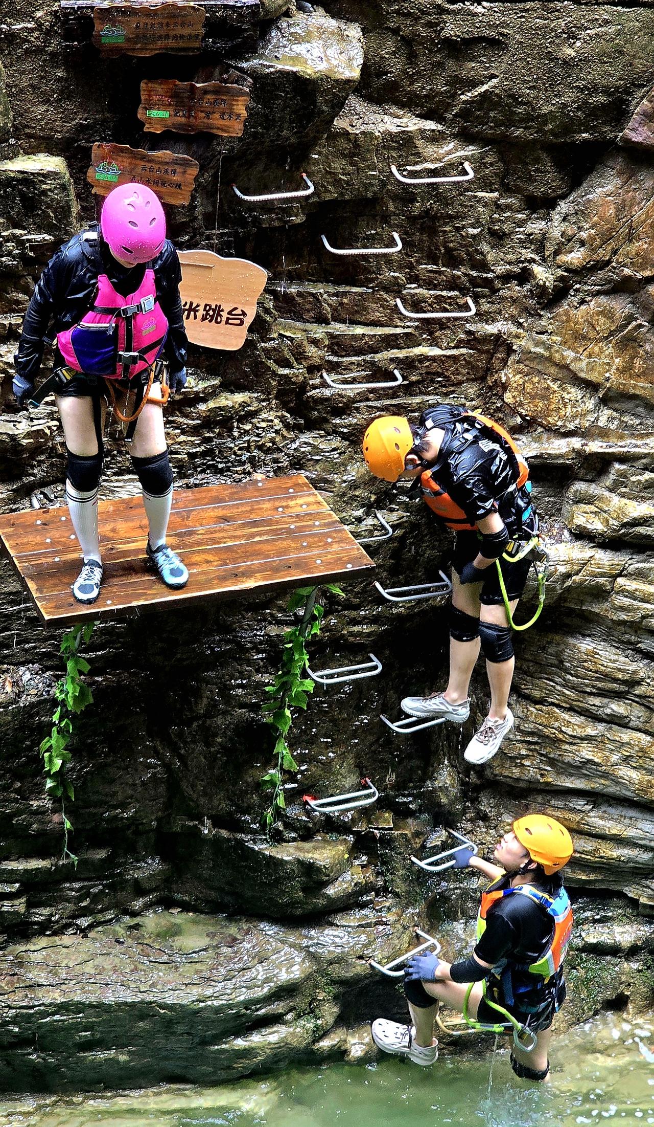 在河南宝泉大峡谷，以为还像以前游览的峡谷一样：悬崖、水流、峡谷、钟乳石、沿途奇花