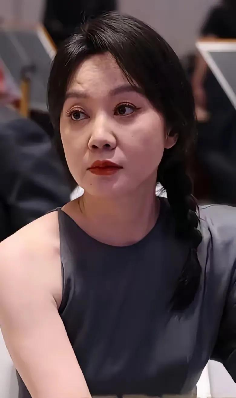 最近看到闫妮的近照，非常感叹岁月无情，人说老就老了，大家看闫妮，现在人老了，皱纹