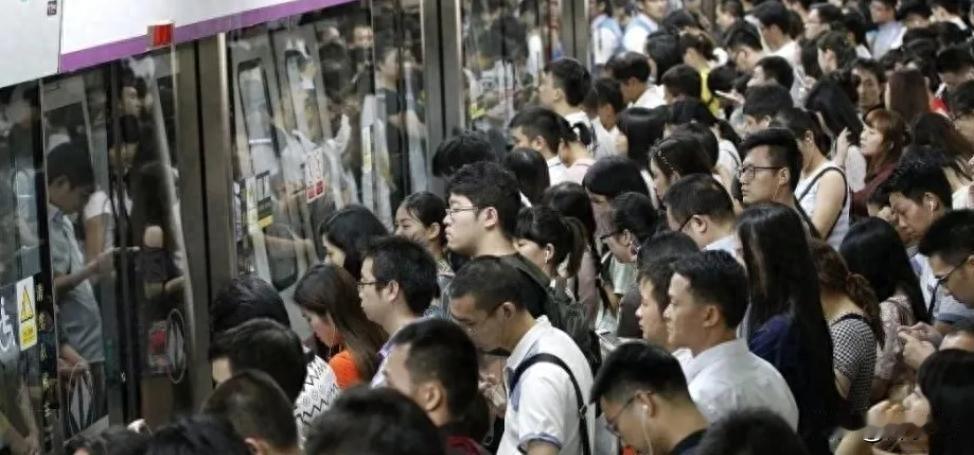 一年放假高达140天，国家帮养小孩至18岁，这个国家5%的人口为华人是真的吗？