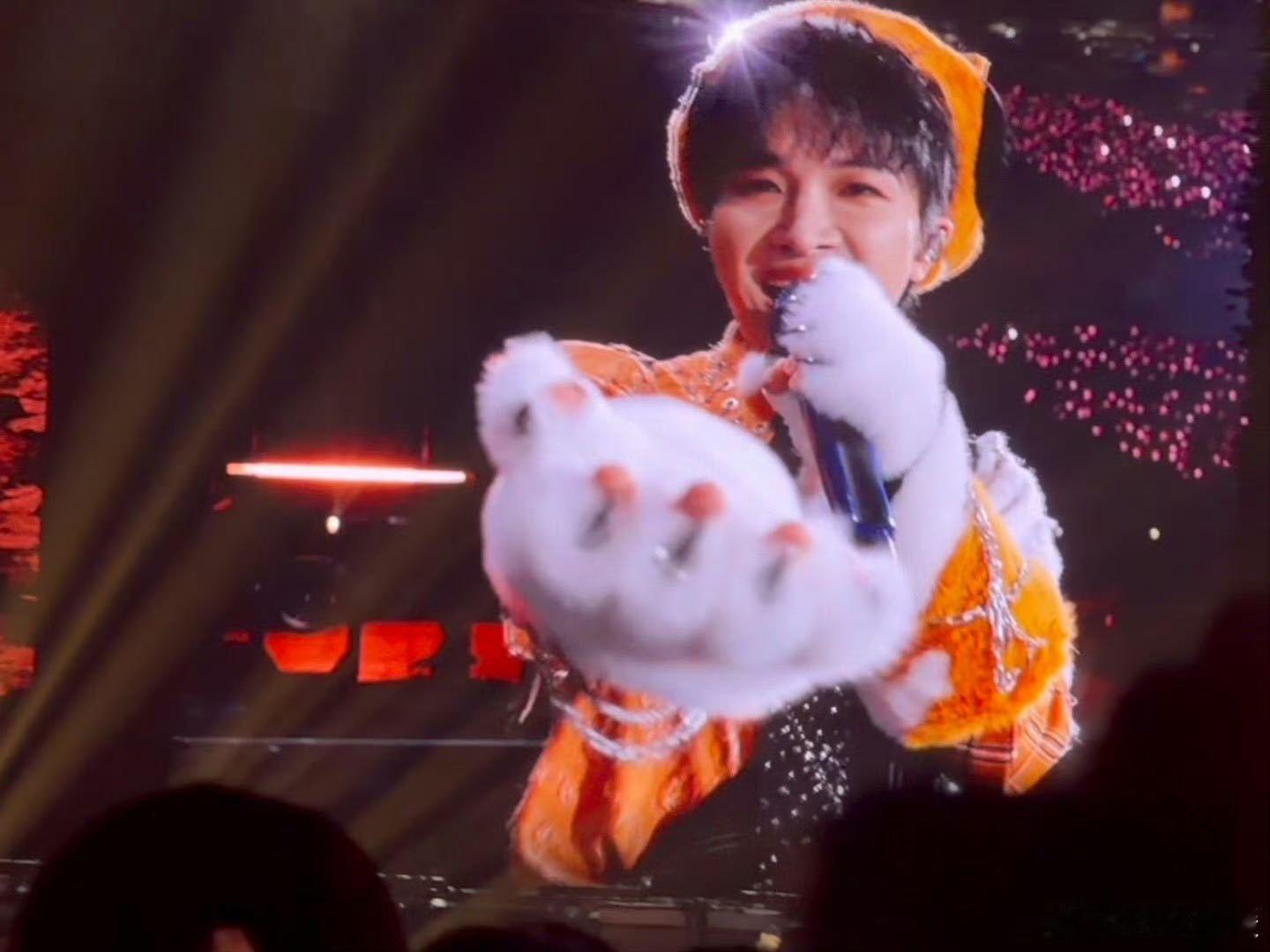 谐音梗被周深玩得风生水起，“我叫周全”的反转，巧妙又有趣。他就像喜剧舞台上的精灵