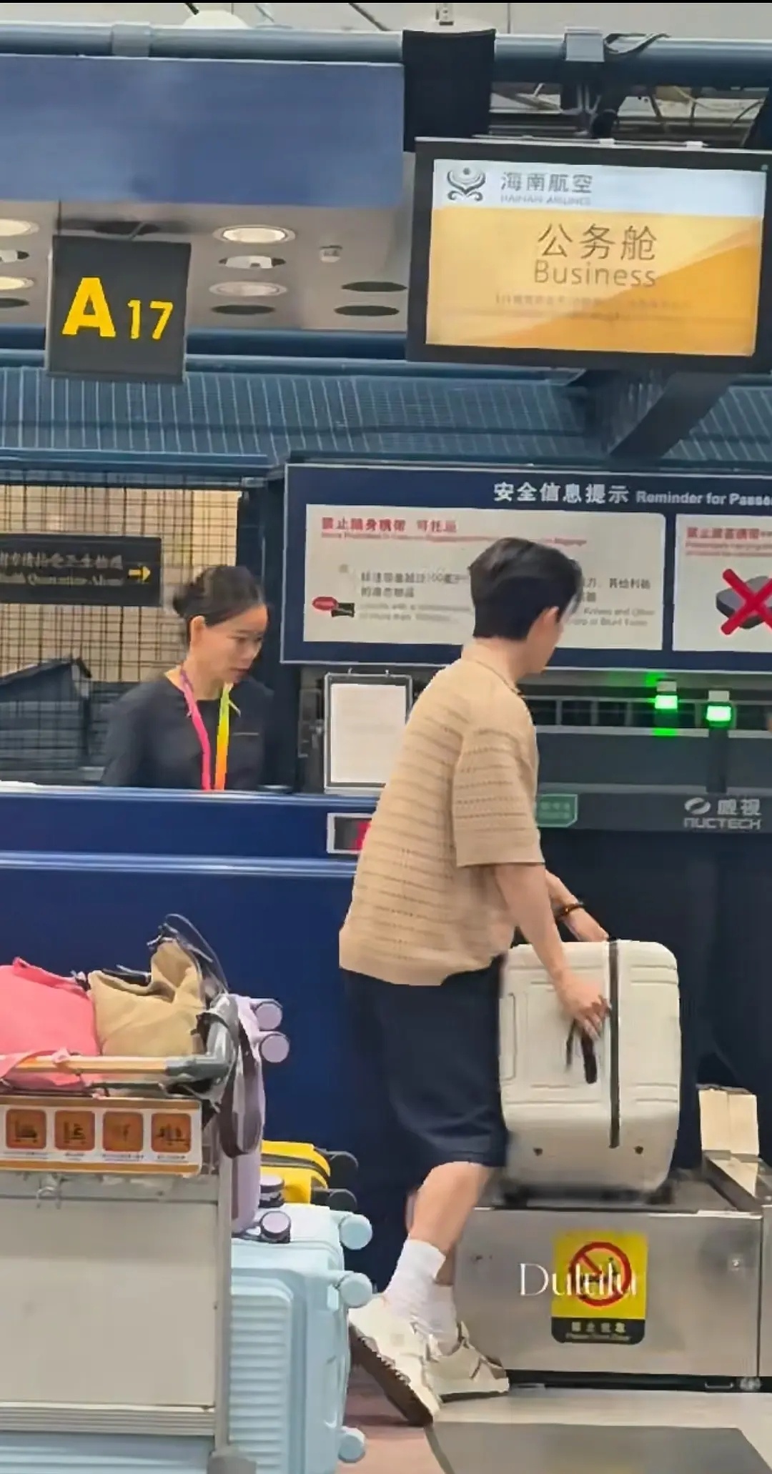 这个王星越把姐姐们的行李箱当杠铃了一直在搬 