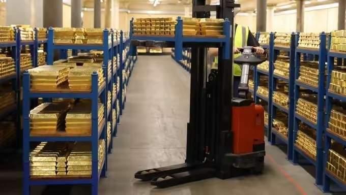 委内瑞拉有丰富的石油资源，却混到卖黄金来续命，即是悲哀，也是无奈之举。
被美国制