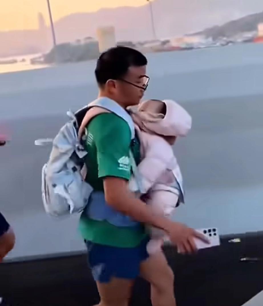 香港马拉松这事儿，真把我给看愣了。

那天赛道上，有个爸爸背着几个月大的婴儿跑全