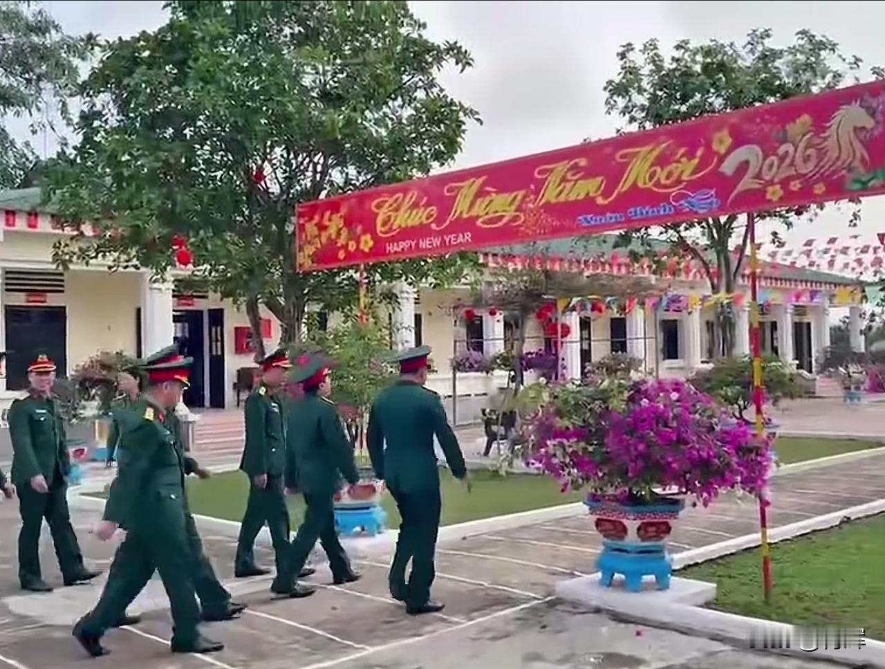 越南军队新年宣传片里的春联竟没一个汉字？这不是偶然，而是其推行数十年"去汉字化"