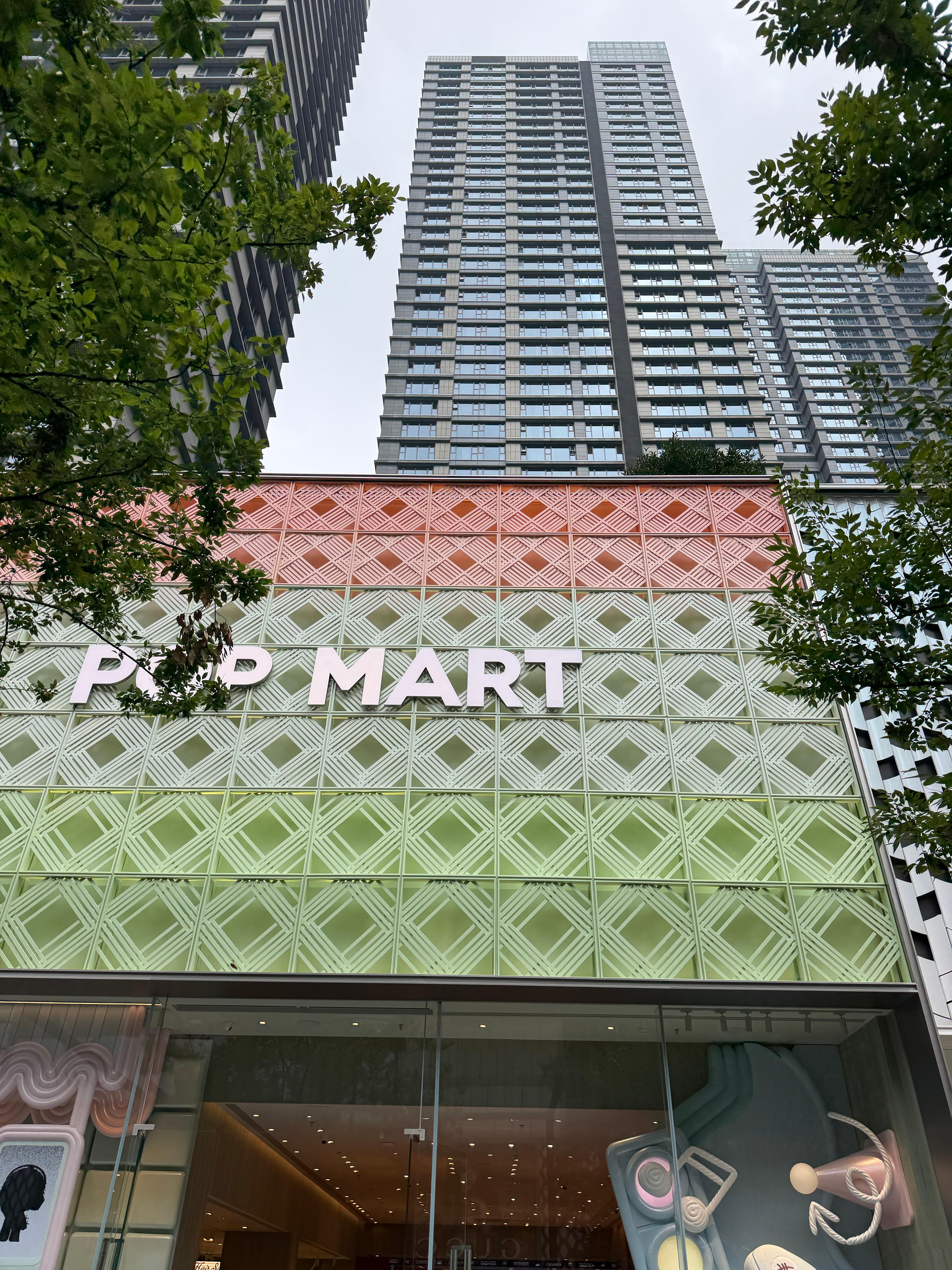 POP MART杭州新形象店在万象城外街启幕。还未正式营业，店门口已聚集起等候人