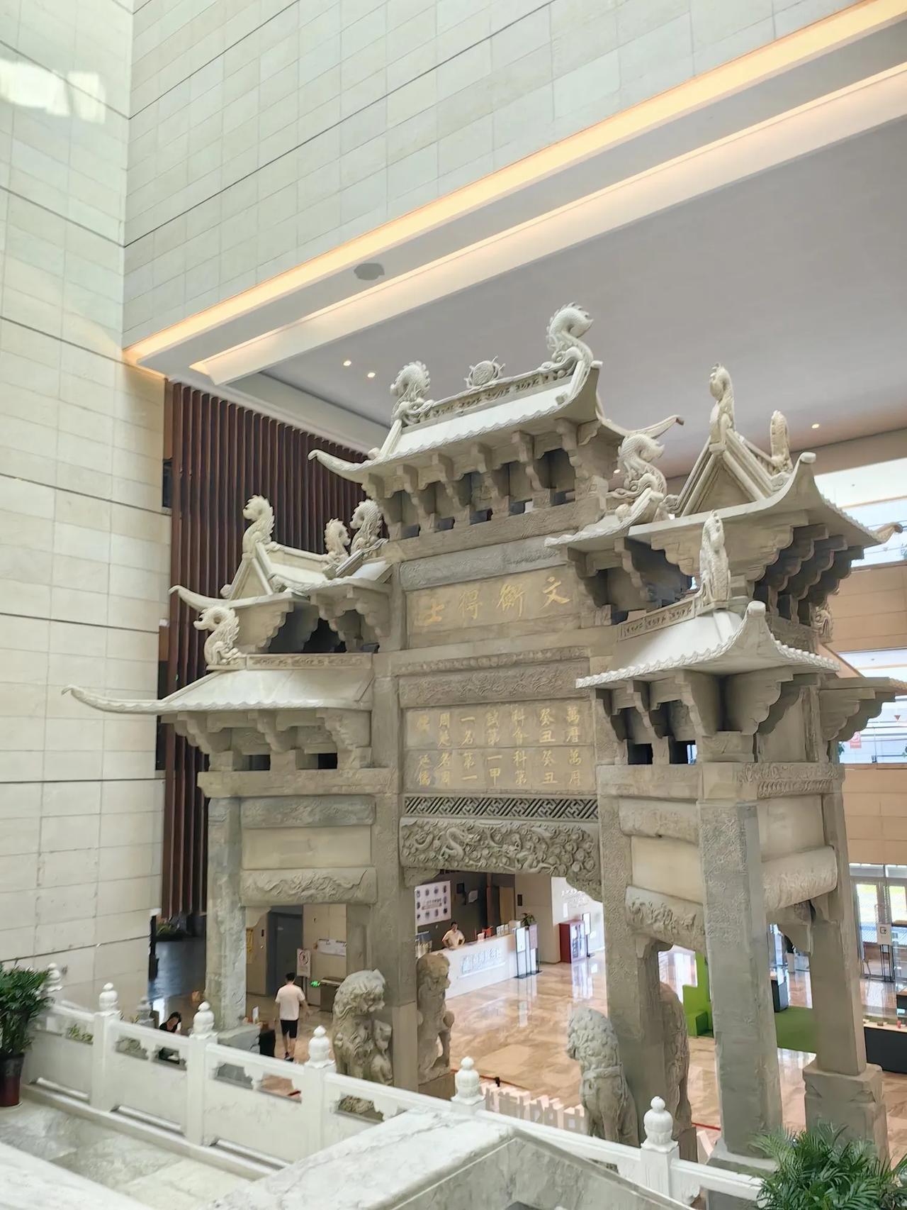 来宜兴，宜兴市博物馆可不能错过。
宜兴市博物馆是国家一级博物馆，在江苏省无锡市宜