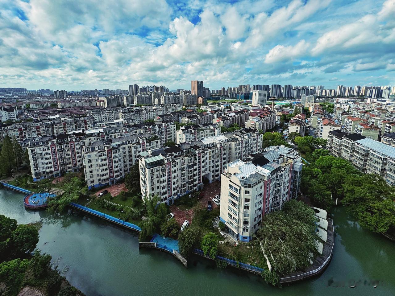台风逅中秋～20240917常州，一早看天空白云滚滚，特别的白和蓝；路上到处可见