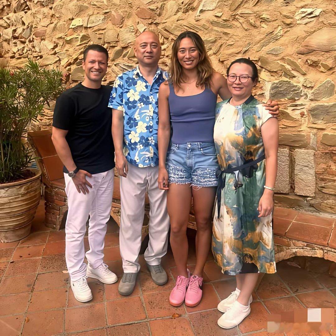 郑钦文真是天选之女啊，妈妈矮，老爸也不是特别高，自身条件却优越[赞] ​​​