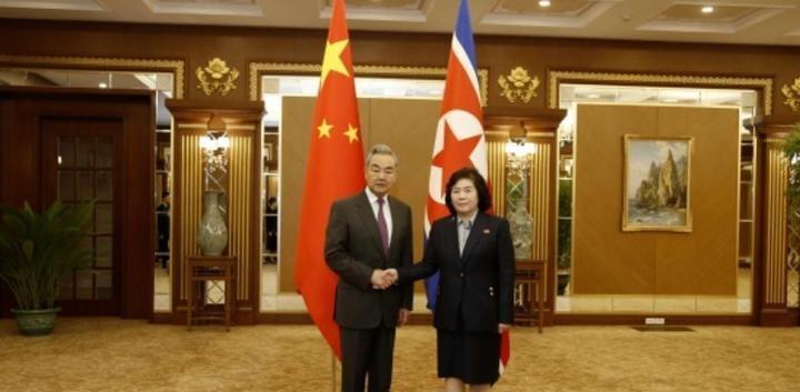 中国与朝鲜七年间首次互访的尘埃，于六月八日的平壤悄然飞扬时，首尔街头同一刻响起了
