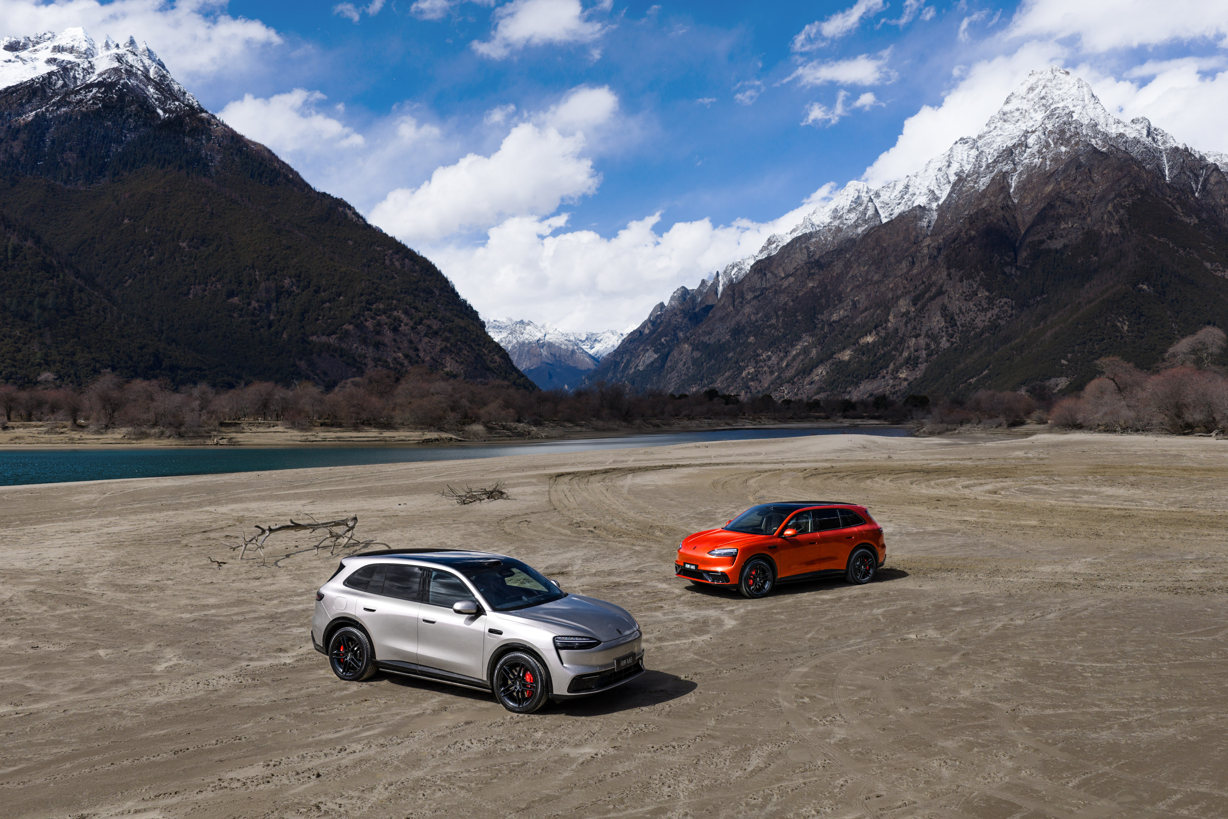 白敬亭现身北京车展问界展台在仪式感这件事上，没人能做得过问界，这次问界品牌挚友白