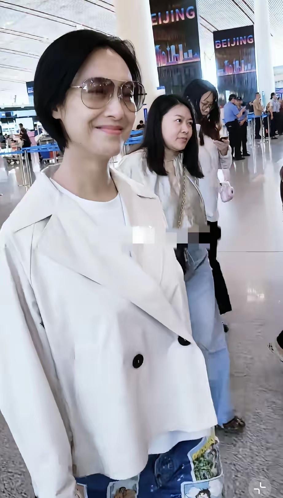 54岁美女，颜值没那么惊艳了，
平时的穿搭，一般，挺普通，不好看
160身高，属