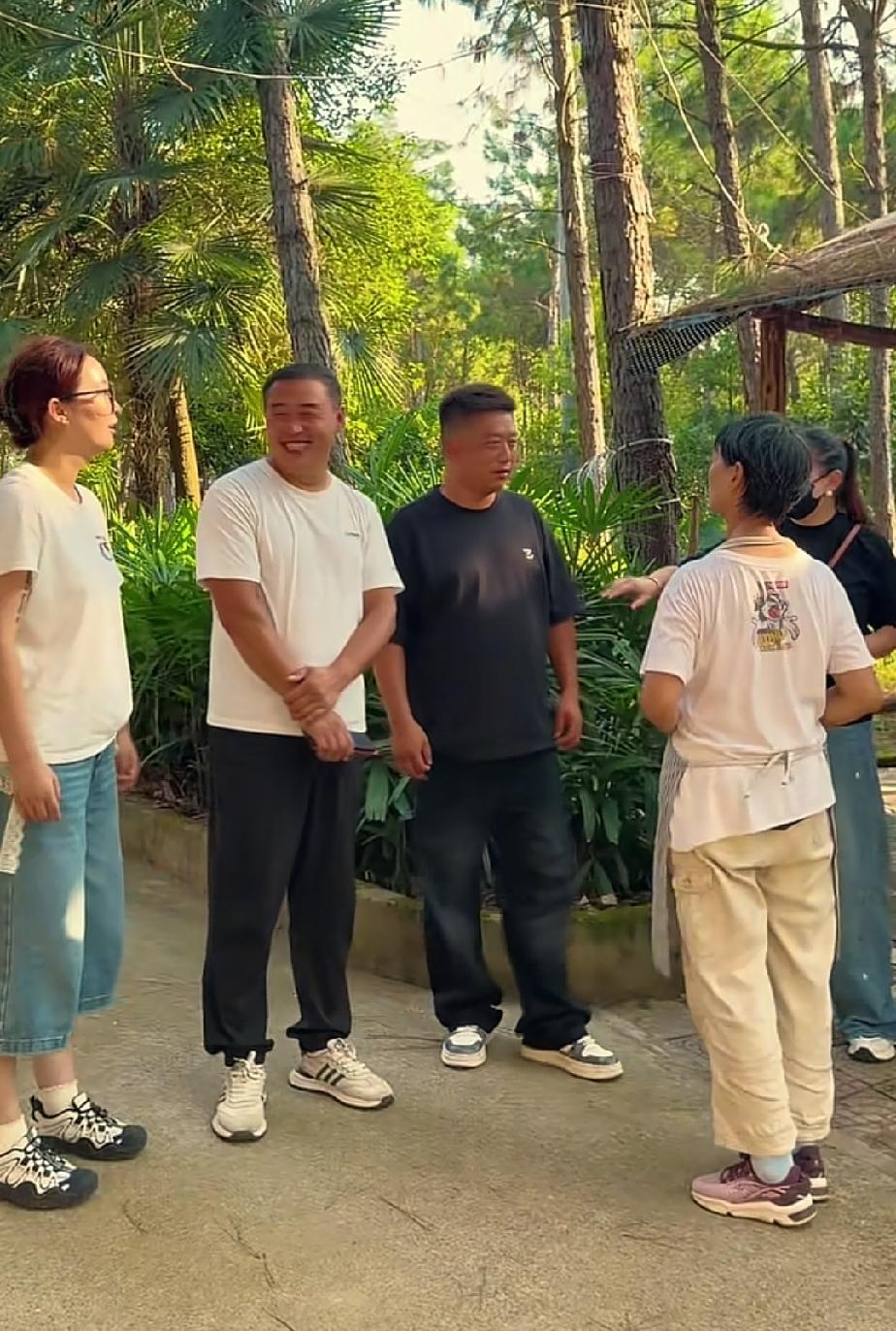 贺兄弟今天带着贺嫂、白兄弟还有小贺姑娘来到江西，自然要前去刘姐的农场。贺兄弟说，