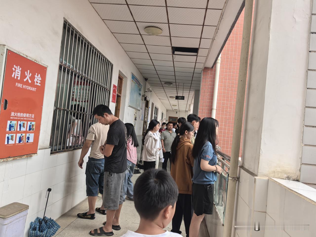 昨晚从半夜就开始下雨了，到今天早上一直没停歇。我和大丫头要去学校填志愿不禁望天长