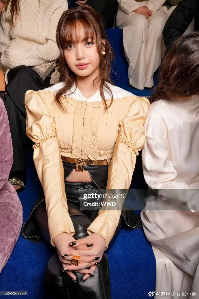 Lisa李龙馥LV大秀G社生图 Lisa李龙馥G社生图，好神的两张脸！Lisa李