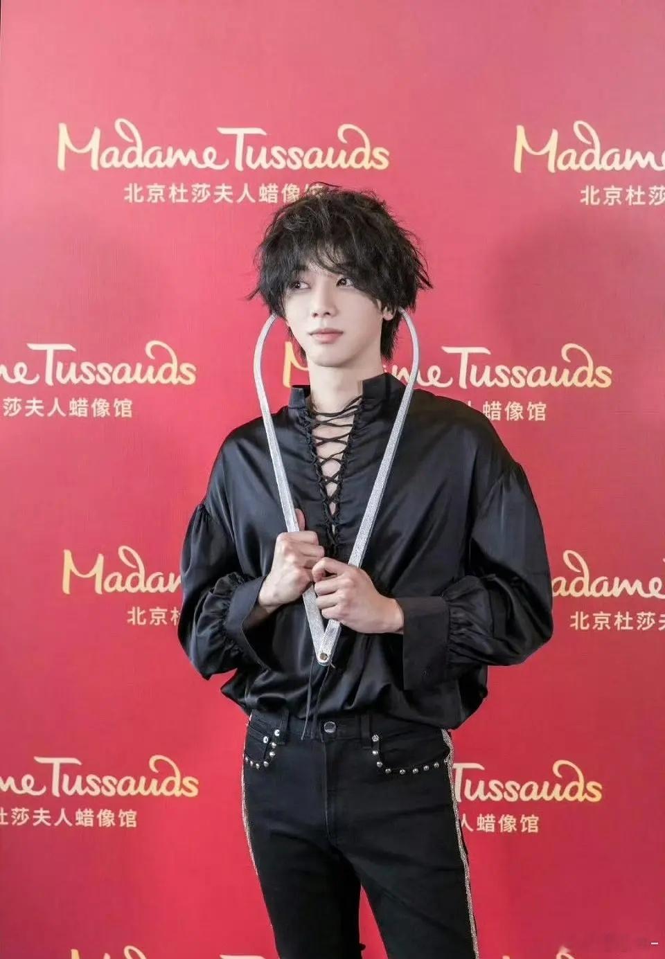 华晨宇蜡像参照图be like⬇️粉丝还不找人弄美杜莎蜡像馆吗 