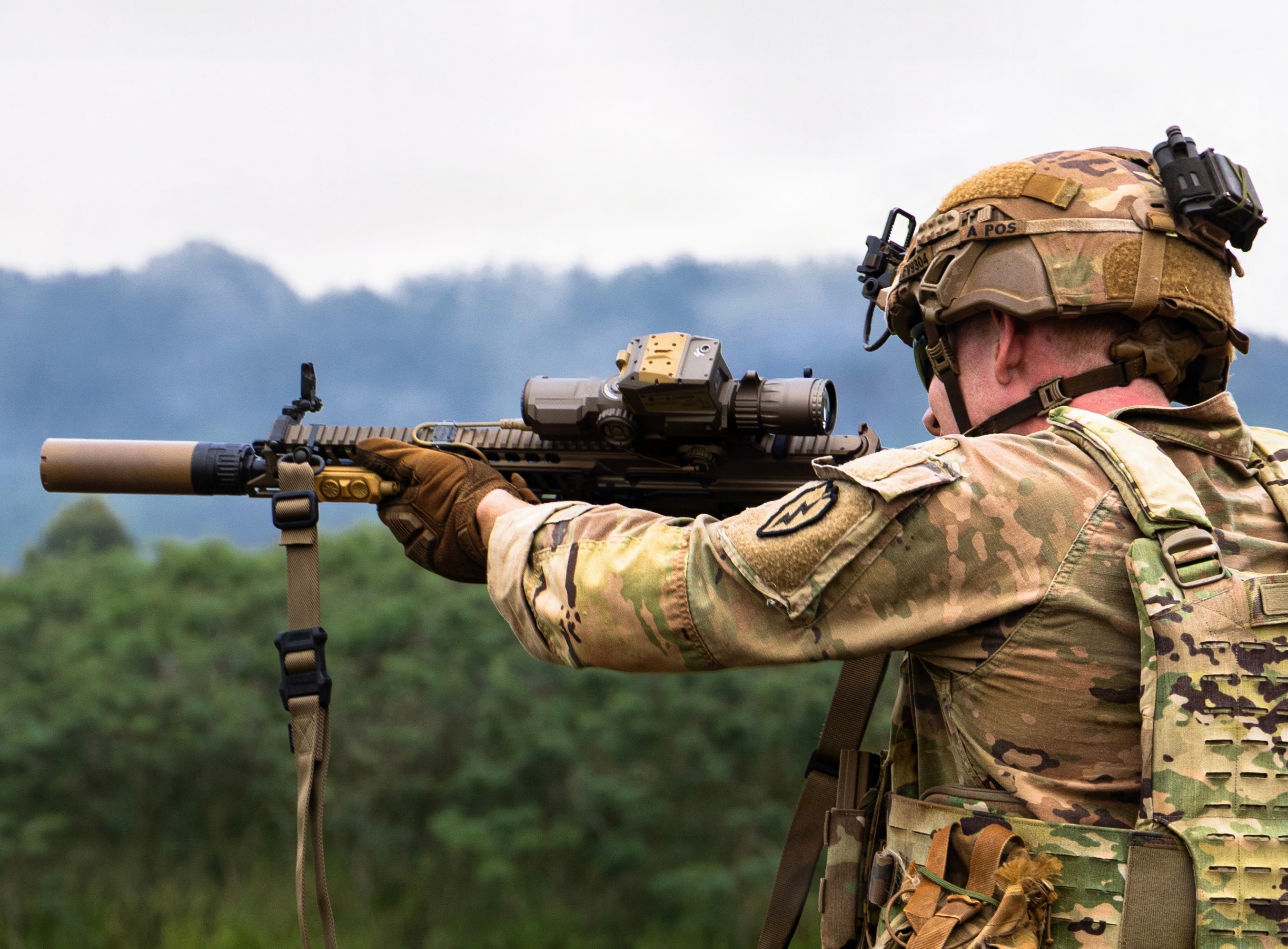 美国陆军士兵在夏威夷的训练场学习使用M7新型步枪，除了光学瞄准镜，导轨上还安装了
