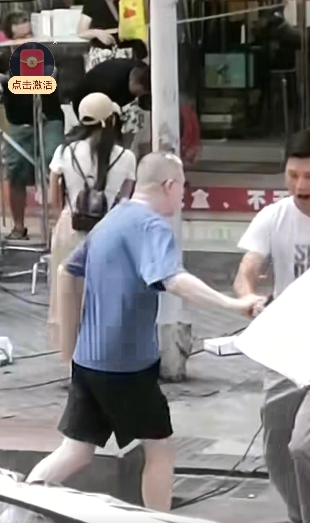 胡锡进为了挺冯小刚及其电影《抓特务》，又发了帖子。真是够闲的，也够拼的。

这回