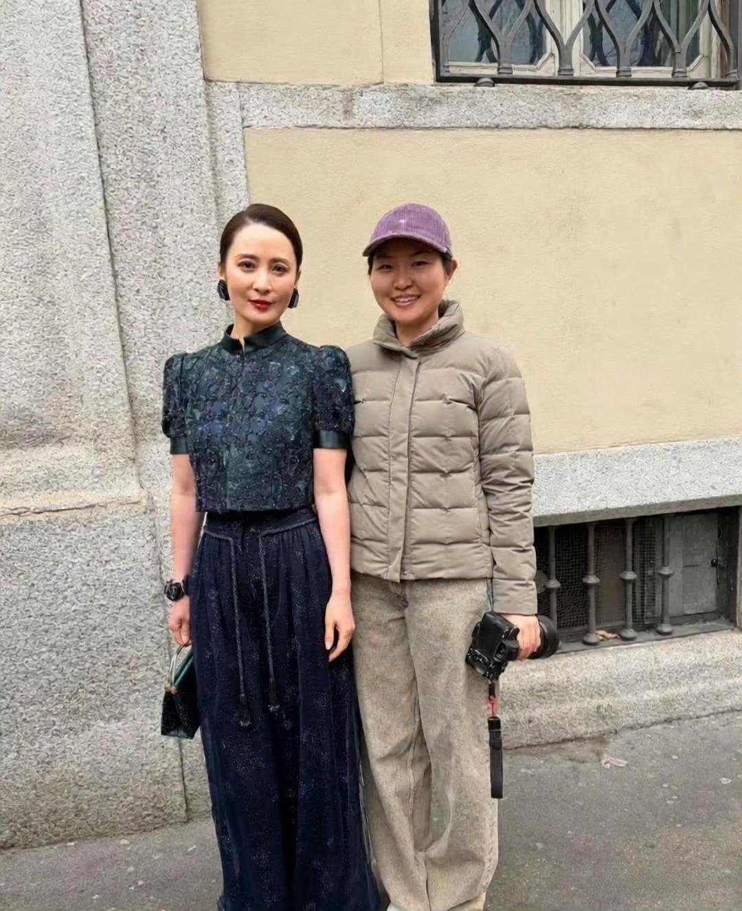 50岁蒋勤勤在意大利街头被碰到，浑身名牌，看着老华贵了 ​​​
