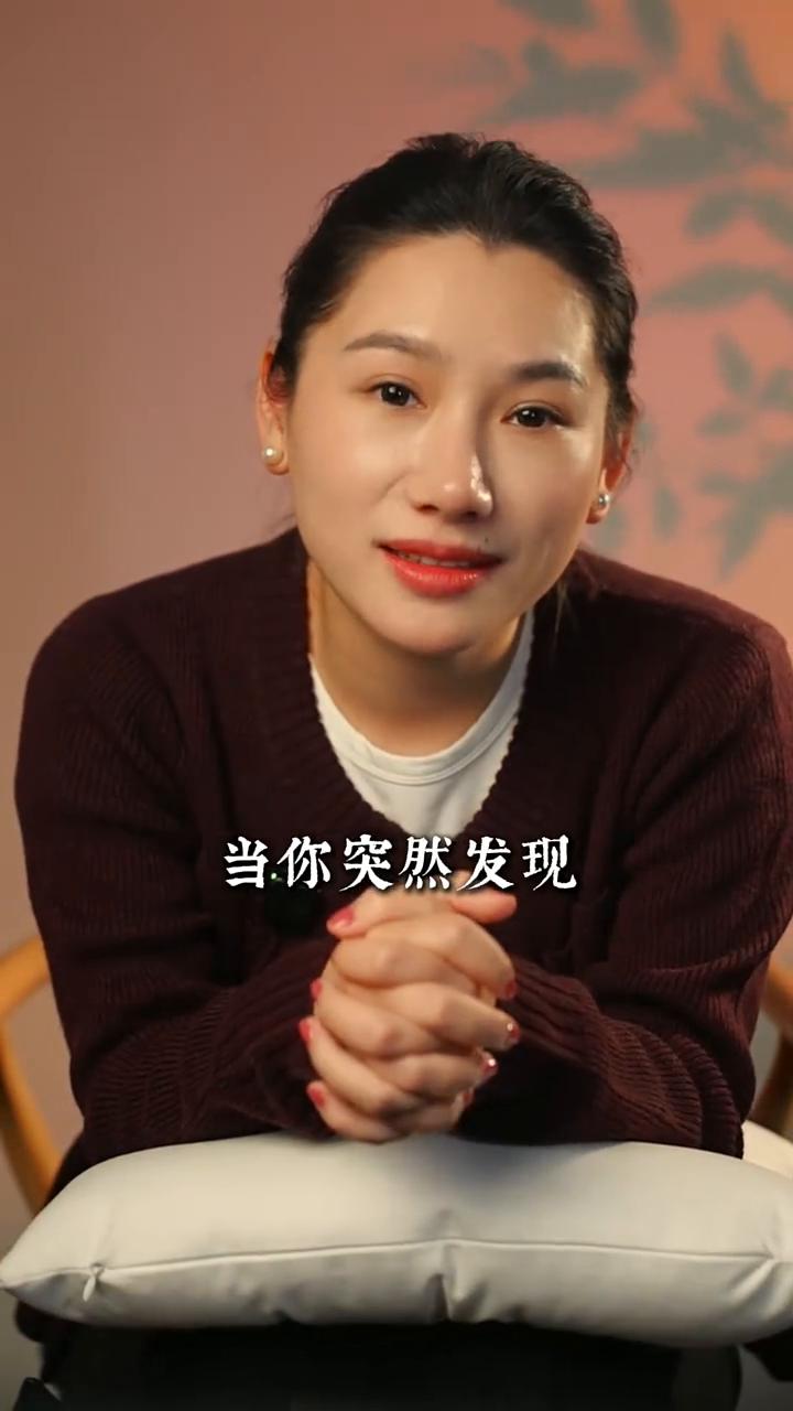 你的真心没有被善待。
当你突然发现，你曾经想用一生去陪伴的那个人，已经变成了你生
