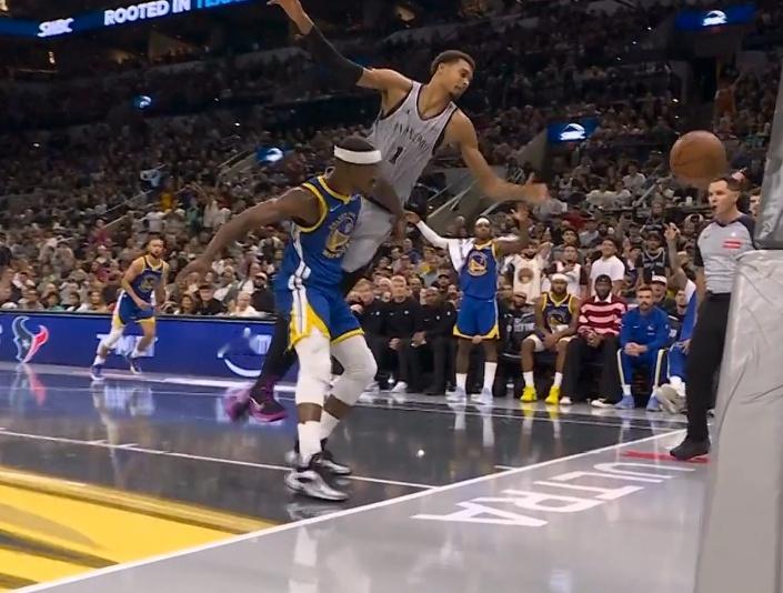 这为什么吹勇士犯规啊？ 这还打不打了？ 这吹罚离谱的很 