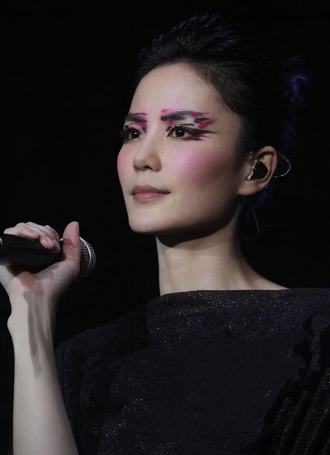 小时候不懂得欣赏，现在看，天啊，好时髦好灵动好有特色啊