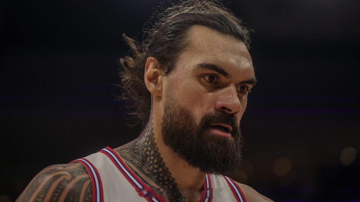 火箭记者Adam Spolane：当亚当斯在场时，火箭队的进攻篮板率是45%；当