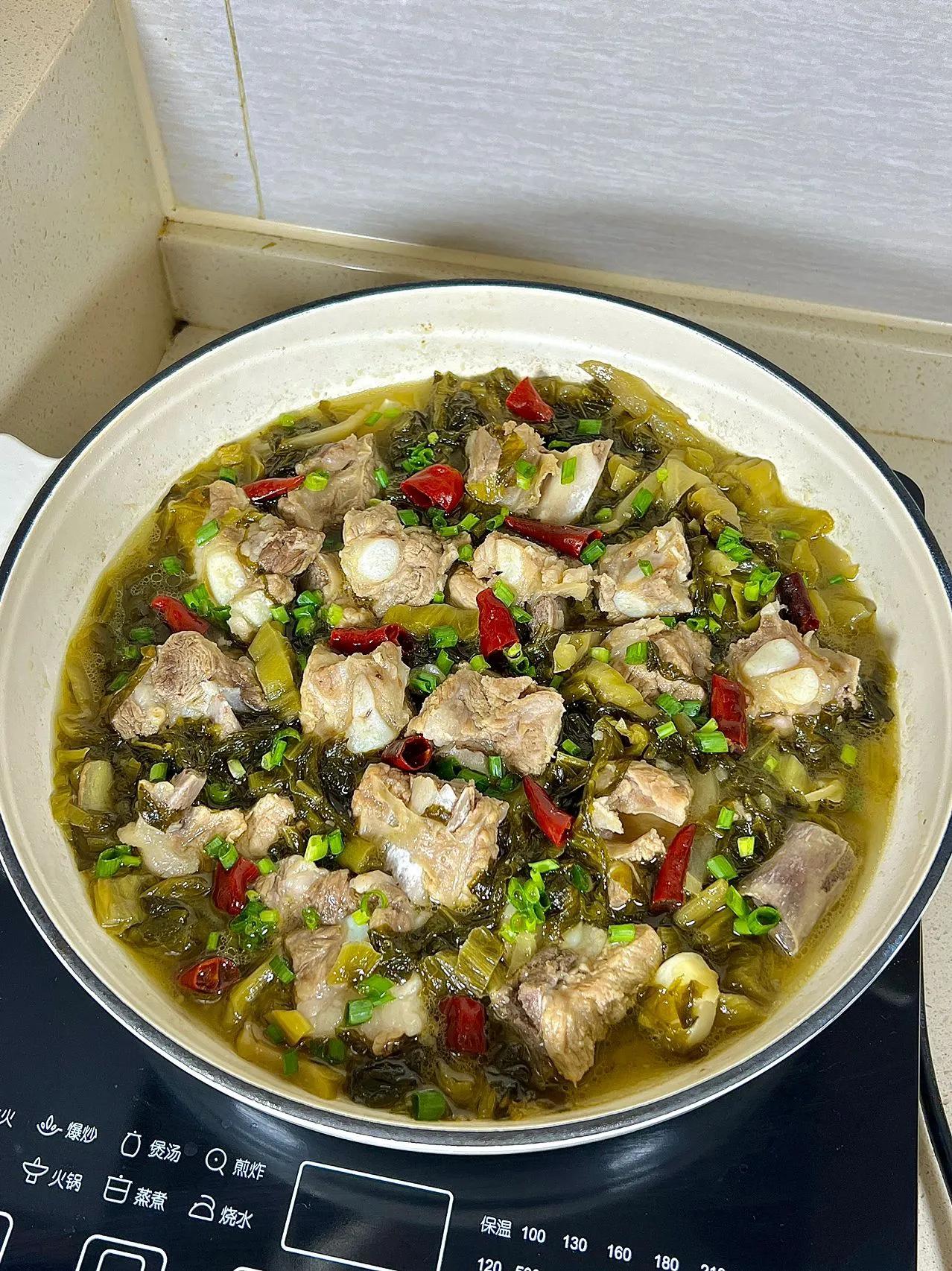 我妈教我的酸菜排骨煲绝了!
      妈妈的拿手菜酸菜排骨煲我终于学会了!排骨