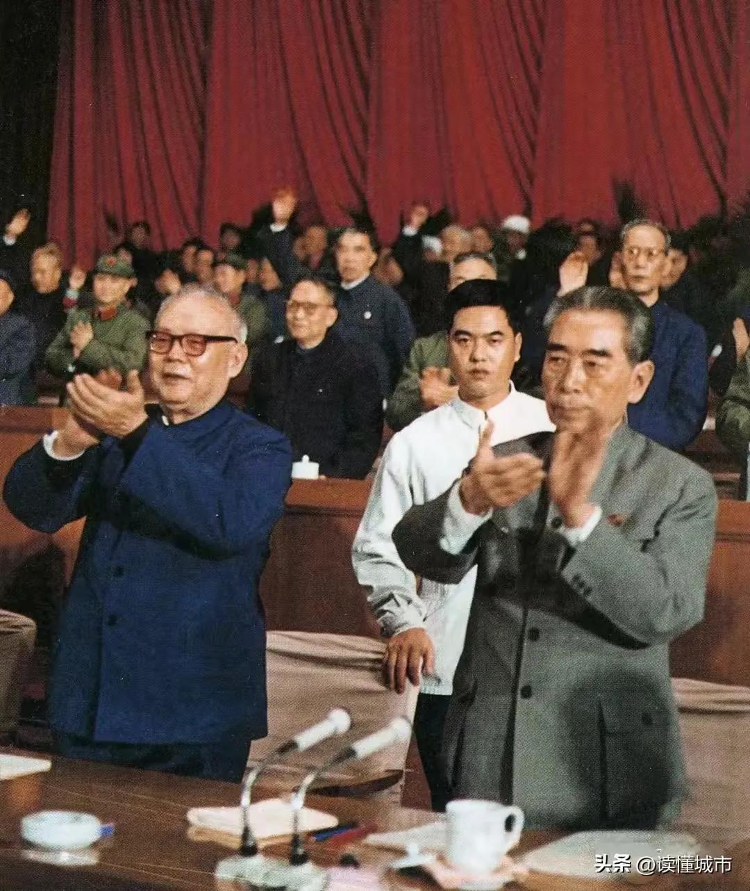 同症情切
        周总理与刘文辉初次相见，是1942年初，在重庆机房街四