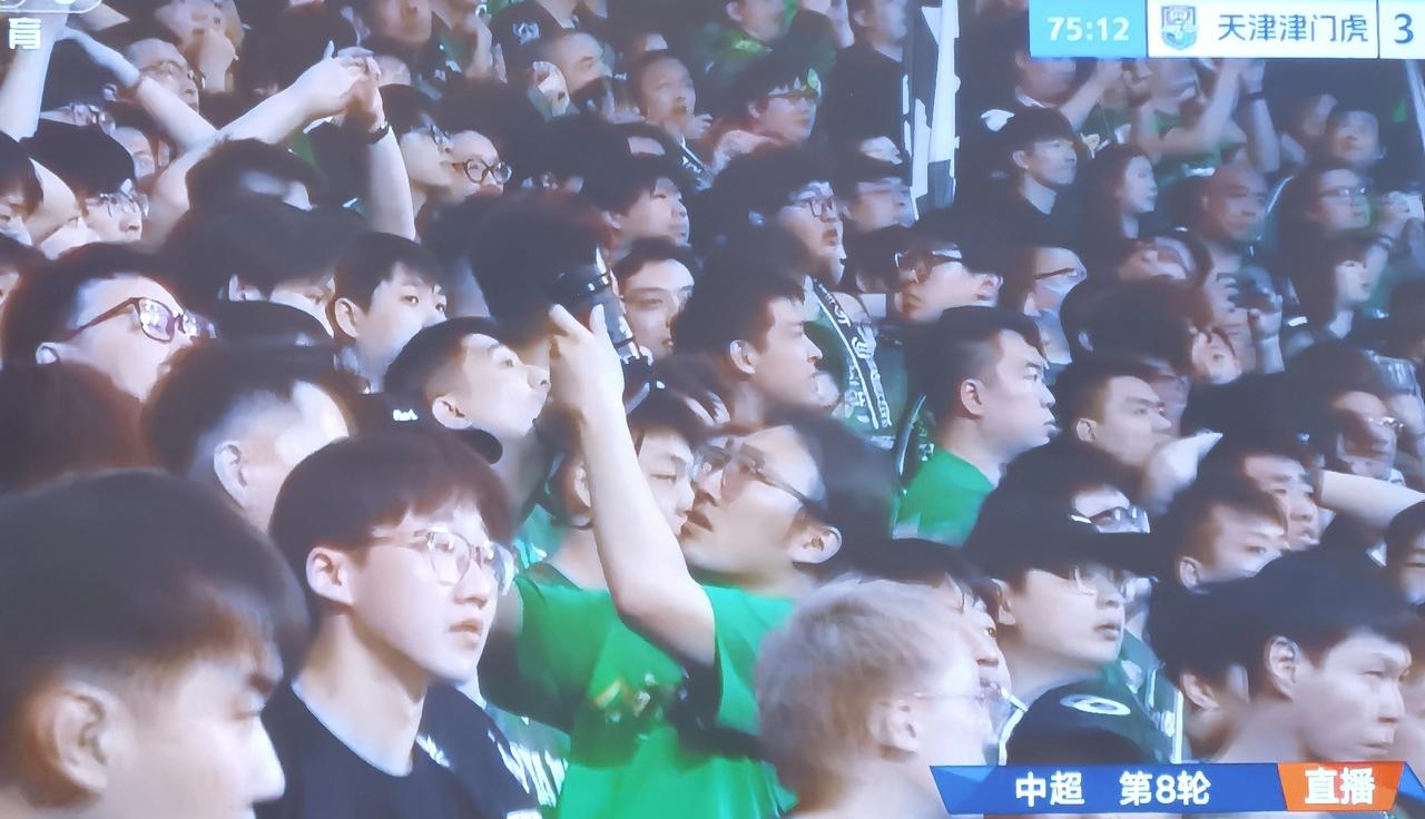 北京国安足球队在主场跟天津津门虎踢得莫名其妙，76分钟时2：3 ，一开场0：2，